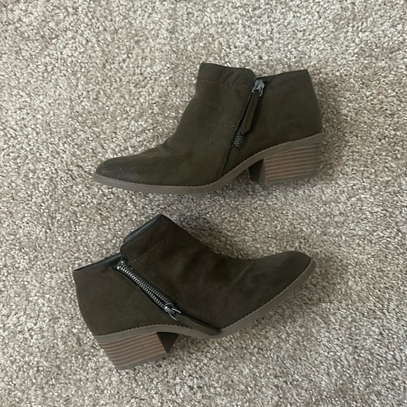 Time and Tru Olive Ankle Boots - Picture 1 of 5